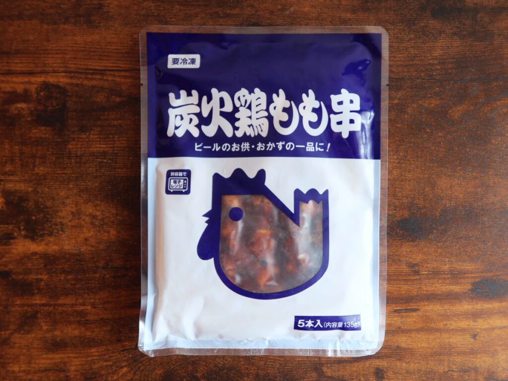 ベトナム食器バッチャン焼きの角皿を使って業務スーパーのおすすめ焼き鳥をご紹介します。