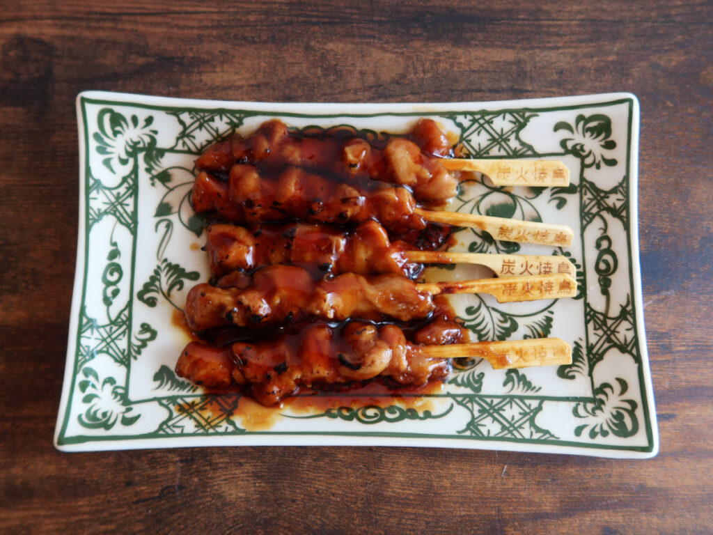 ベトナム食器バッチャン焼きの角皿を使って業務スーパーのおすすめ焼き鳥をご紹介します。