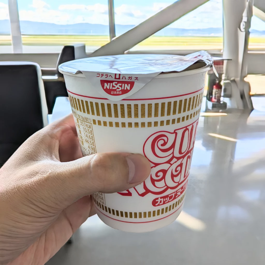 関西国際空港の搭乗口にある給水所のお湯でカップラーメンを食べる