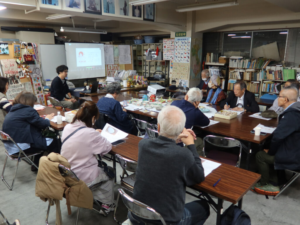 ベトナム語学者で大阪大学名誉教授の冨田健次氏が代表を務める団体ベトナミスト・クラブでは、ベトナム語講座やベトナム料理教室など様々な活動を行っている。