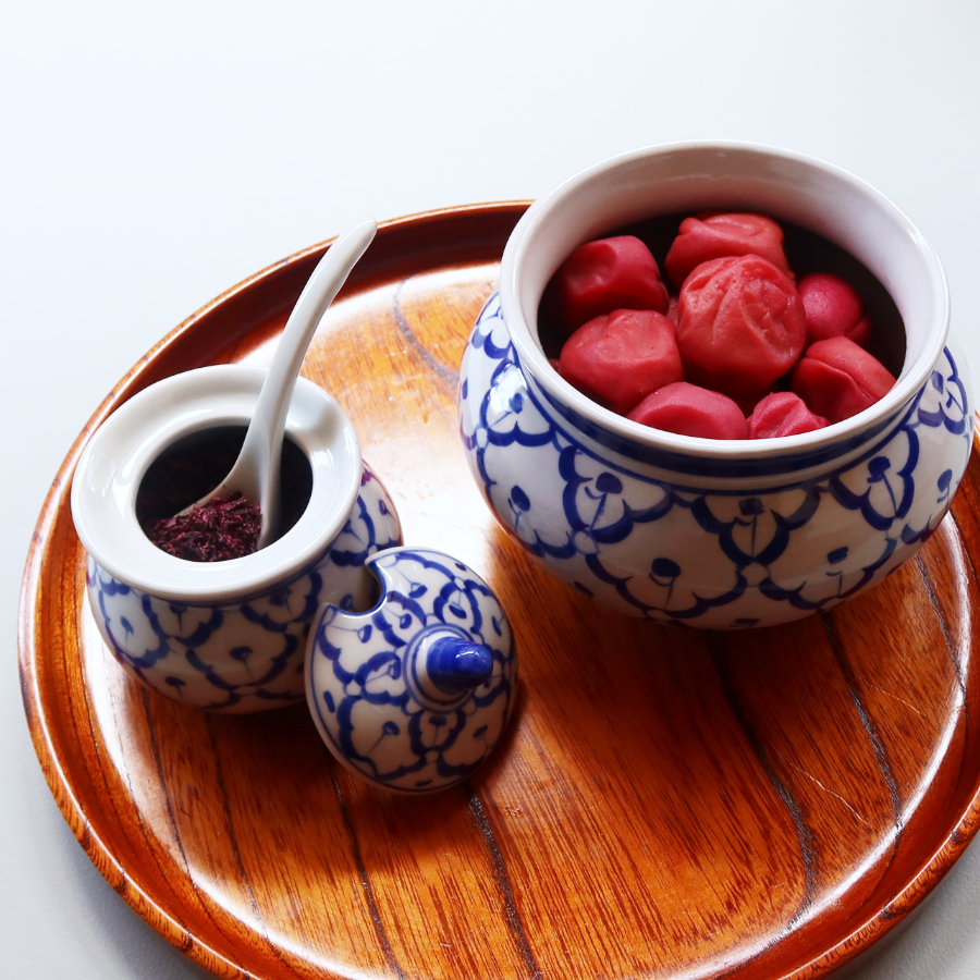 サラヤシキで販売しているタイの定番食器「ブルー＆ホワイト」は、梅干しの保管にぴったりな壺型のポットも販売しています。
