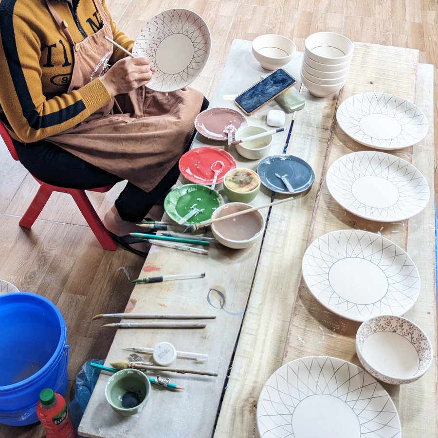 ハノイ近郊のバッチャン村で食器を手作りする職人