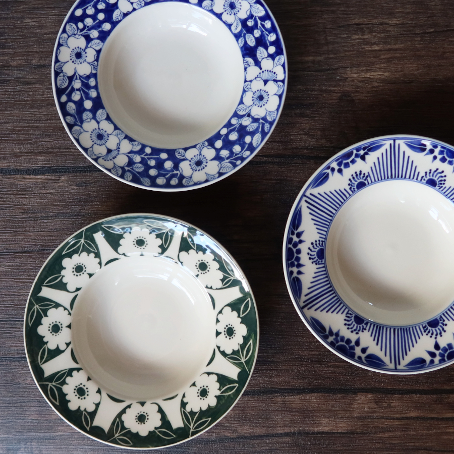 ソンベ焼きのデザインを受け継ぎバッチャン焼きの技法で再現した焼き物『ソンチャン焼き』のリムプレート