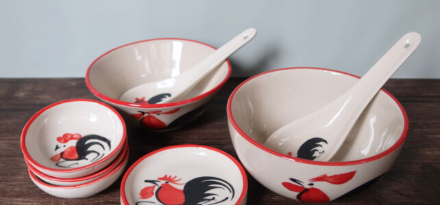 ニワトリ柄食器の取り扱いを開始します! タイ北部ランパーンから輸入したニワトリ柄の食器