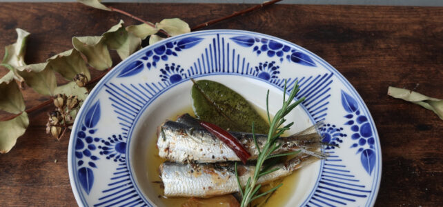 こういう真ん中がくぼんだお皿を『リムプレート』と言うそうです! ベトナムのバッチャン村で手作りされたソンチャン焼きのリムプレート