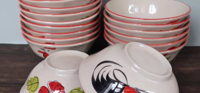 サラヤシキではタイ北部ランパーンから輸入した伝統工芸品『ニワトリ柄の食器』を通販で販売を開始しました。