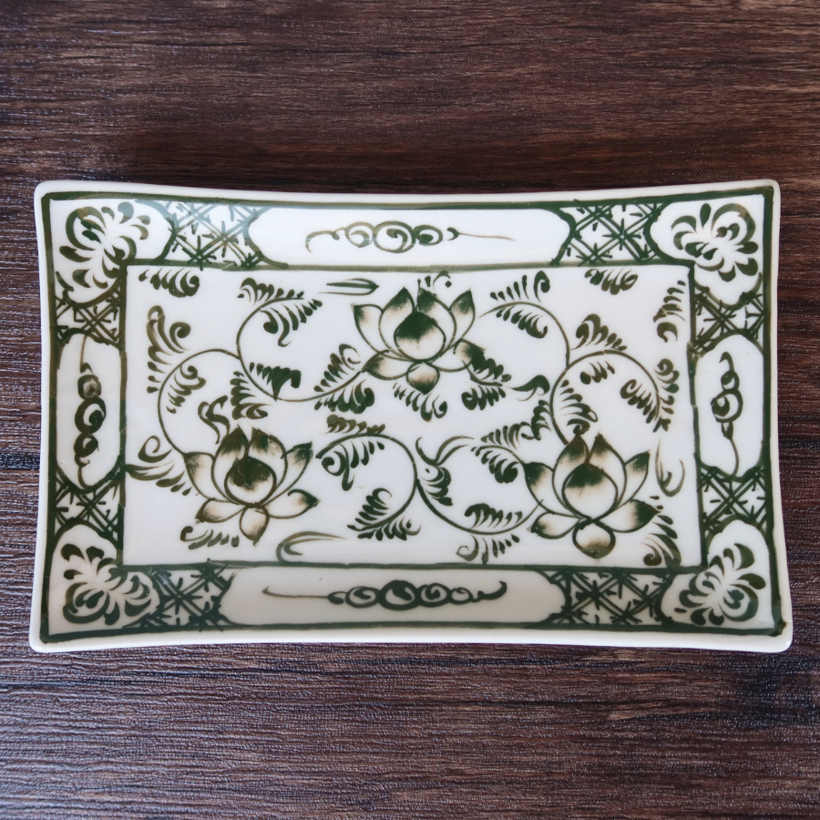 バッチャン焼きの伝統的な蓮模様の角皿