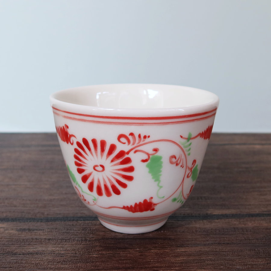 赤い菊模様のバッチャン焼きの湯飲み