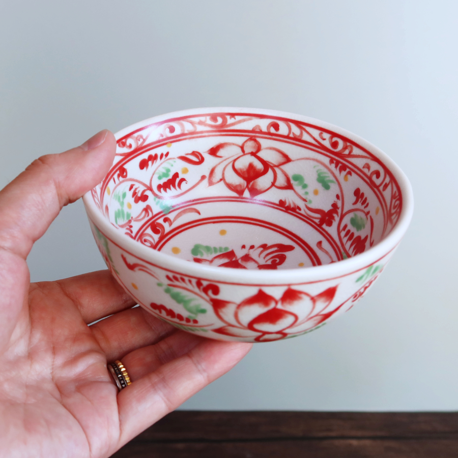 伝統的なベトナム食器バッチャン焼きの赤い蓮模様のボウル