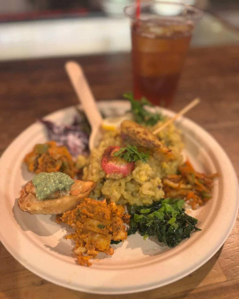 カフェミカンバコの元店主が振舞ったインドのお粥「キチュリ」の本格プレート