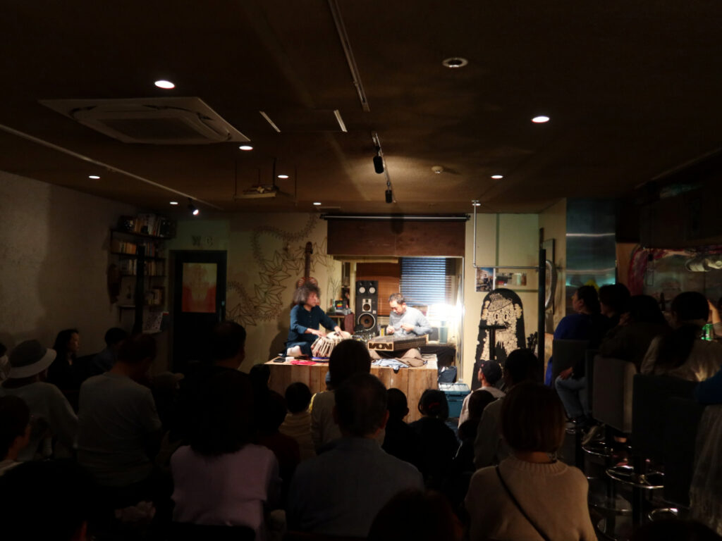 奈良県橿原市で行荒れたタブラ奏者U-zhaan（ユザーン）とサントゥール奏者新井孝弘のライブの様子