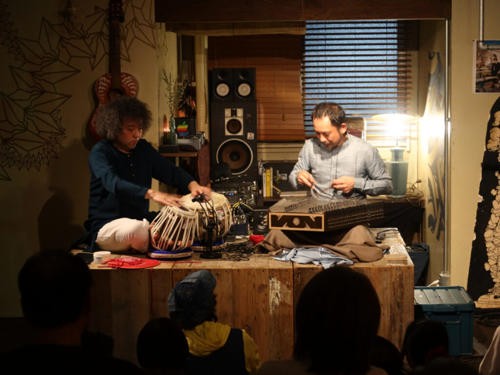 奈良県橿原市で行荒れたタブラ奏者U-zhaan（ユザーン）とサントゥール奏者新井孝弘のライブの様子