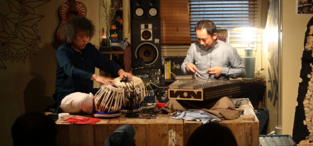 奈良県橿原市で行荒れたタブラ奏者U-zhaan（ユザーン）とサントゥール奏者新井孝弘のライブの様子