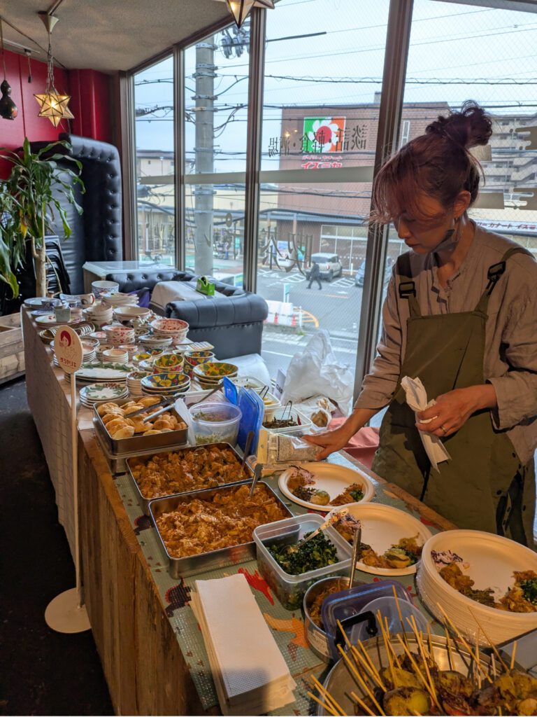 カフェミカンバコの元店主が振舞ったインドのお粥「キチュリ」の本格プレート