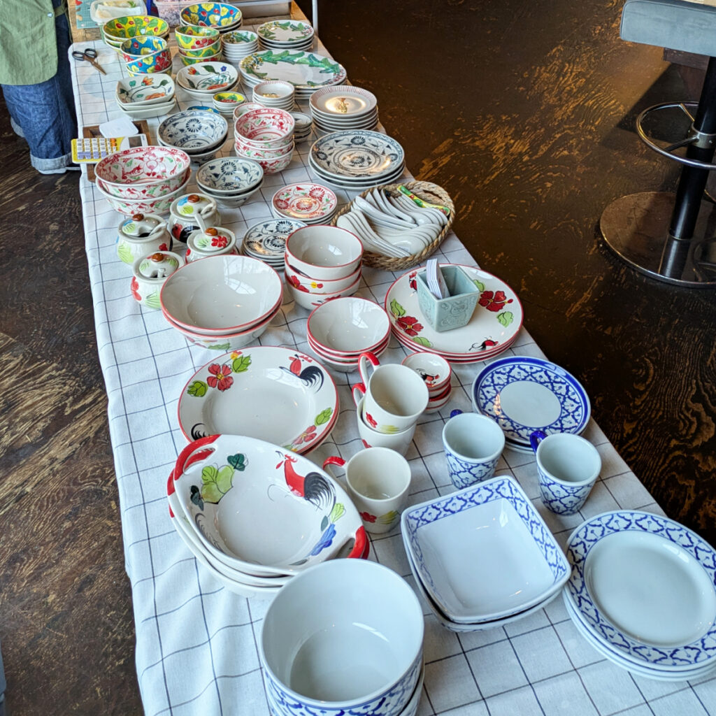 バッチャン焼きやニワトリ柄食器、ブルー＆ホワイトなどベトナムやタイの輸入食器を販売するサラヤシキの販売ブースの様子