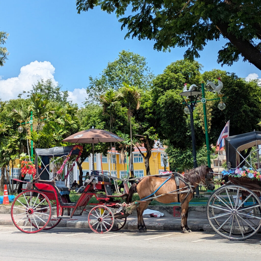 ランパーン名物の花馬車は、ラムパーン博物館の前から乗ることが出来ます。